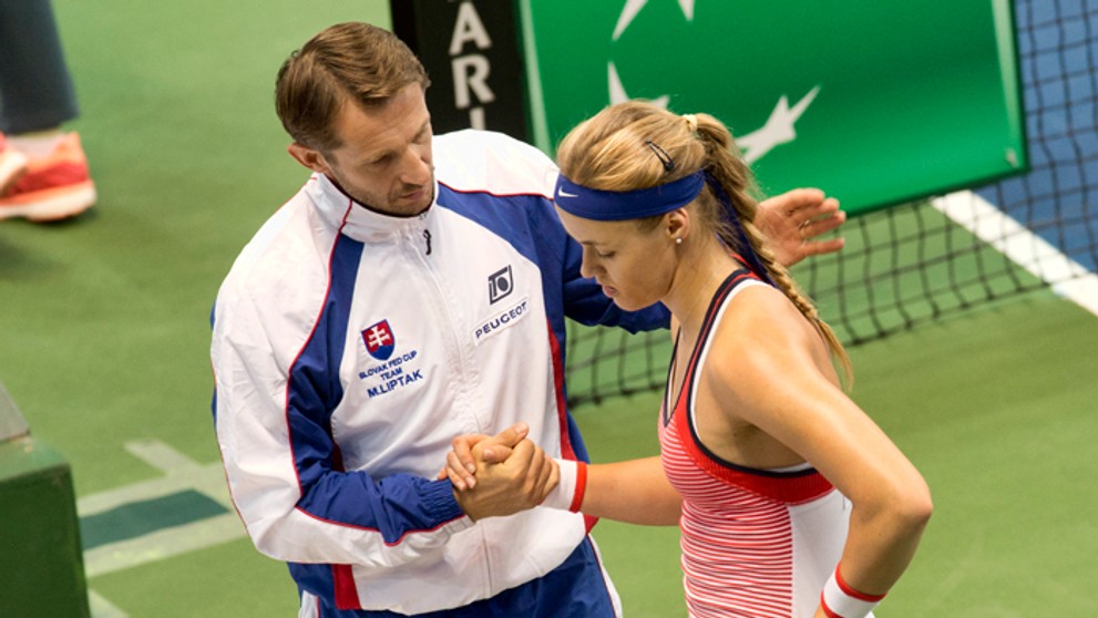 Kapitán Matej Lipták utešuje Annu Karolínu Schmiedlovú po prehre so Samanthou Stosurovou.
