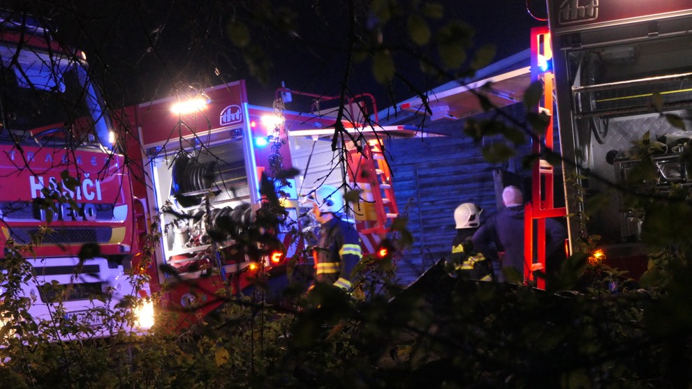 Hasiči zasahujú po páde lietadla