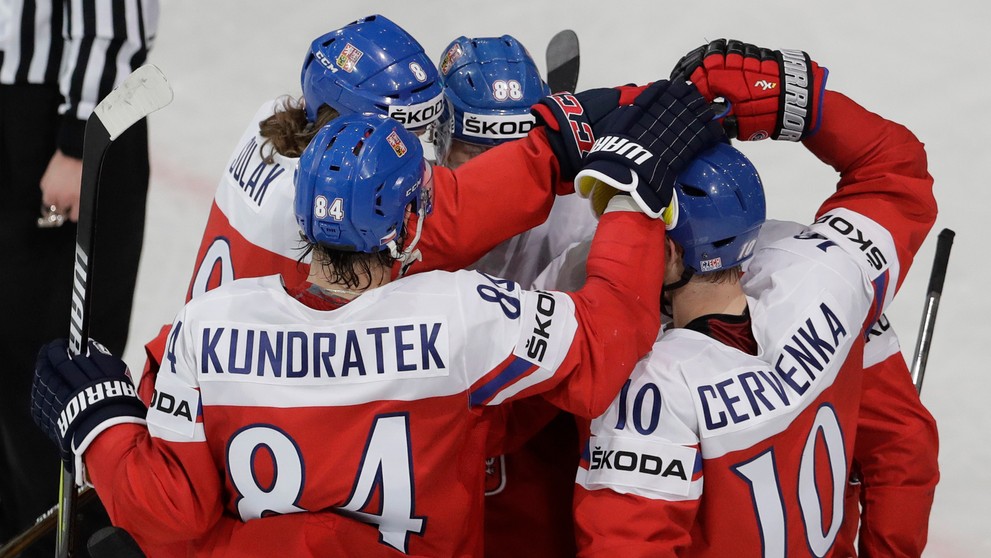 Česká radosť z gólu po zásahu Romana Červenku (vpravo) v zápase MS 2017 proti Švajčiarsku.