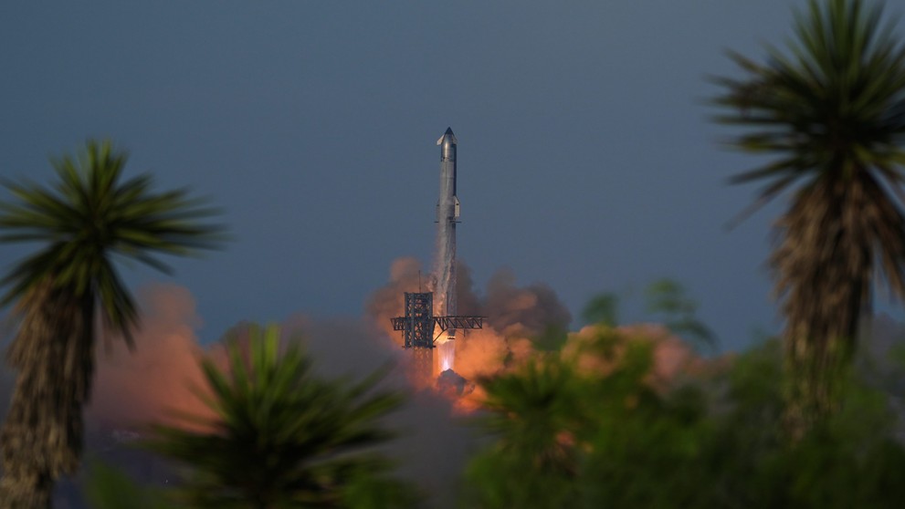 Megaraketa Starship spoločnosti SpaceX uskutočnila skúšobný let.