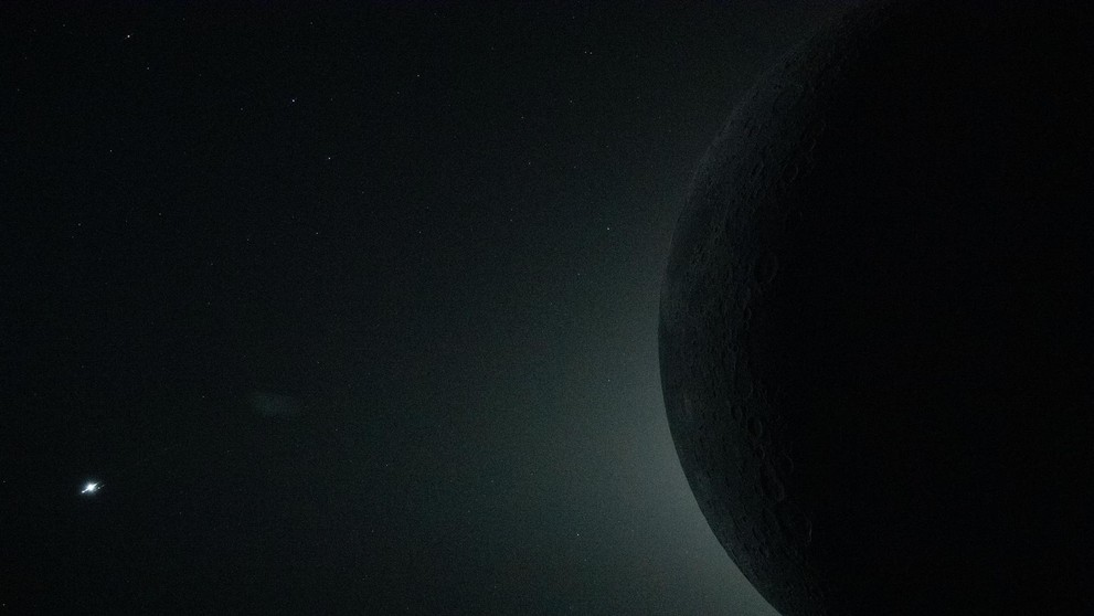 Detailný pohľad z kozmickej lode Orion počas preletu posádky Artemis II okolo Mesiaca.