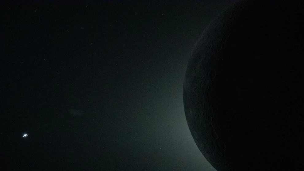 Detailný pohľad z kozmickej lode Orion počas preletu posádky Artemis II okolo Mesiaca.