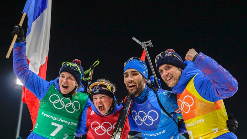 Zlatá francúzska biatlonová mixštafeta v Pjongčangu - Anais Bescond, Marie Dorin Hapert, Martin Fourcade a Simon Desthieux.