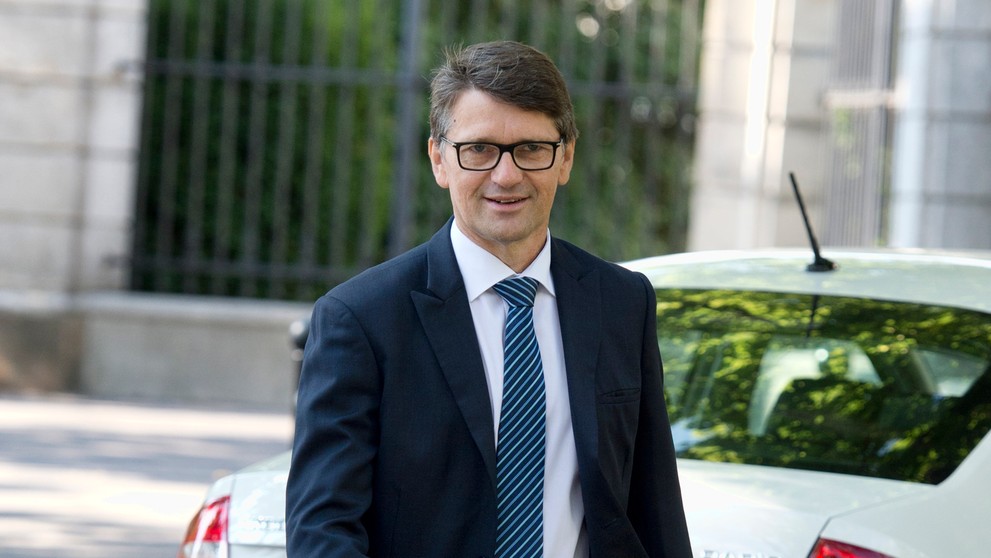 Minister kultúry Marek Maďarič prichádza peši na Úrad vlády.