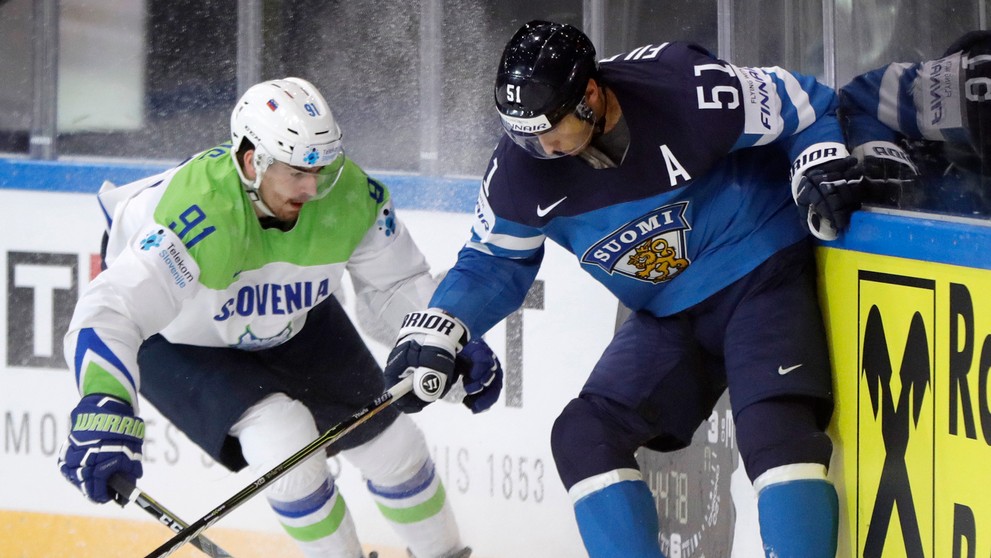 Valtteri Filppula (vpravo) zápasí o puk so Slovincom Mihom Verličom v dueli MS 2017.