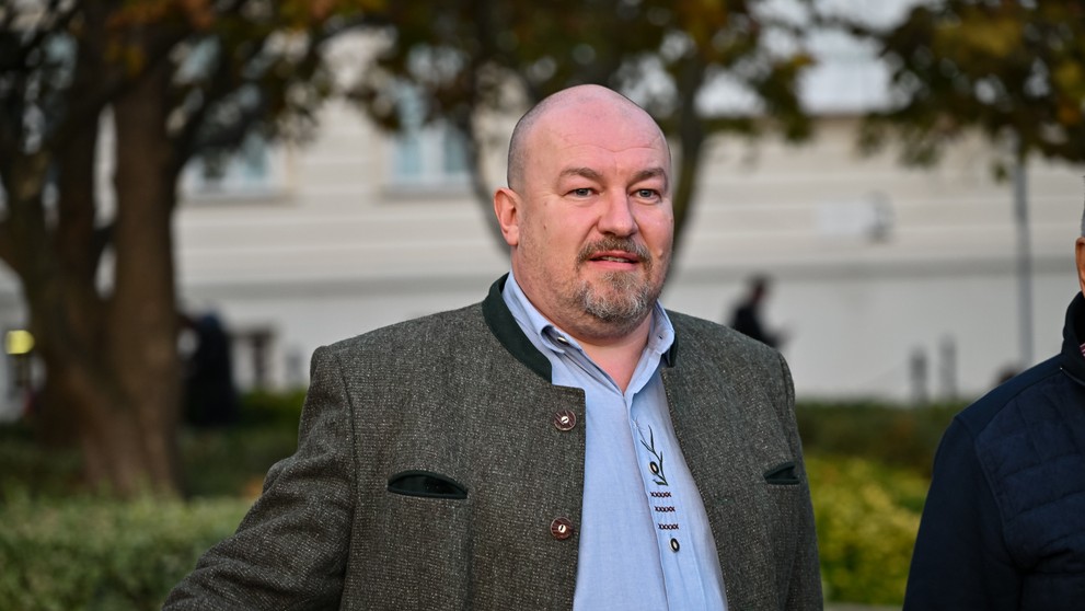 Rudolf Huliak prichádza na verejné zhromaždenie na jeho podporu pred Prezidentským palácom.