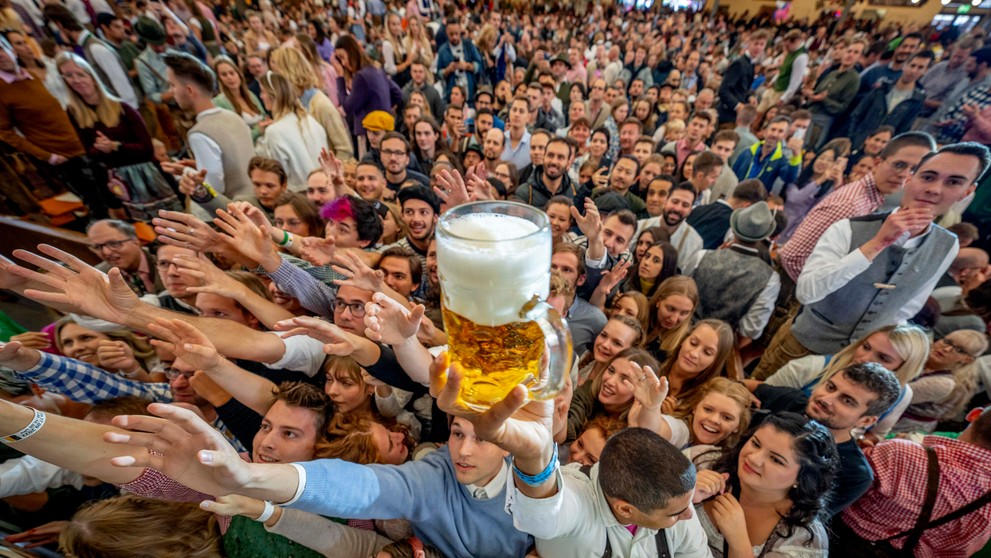 V Mníchove sa po dvojročnej prestávke zavinenej pandémiou koronavírusu začal Oktoberfest.
