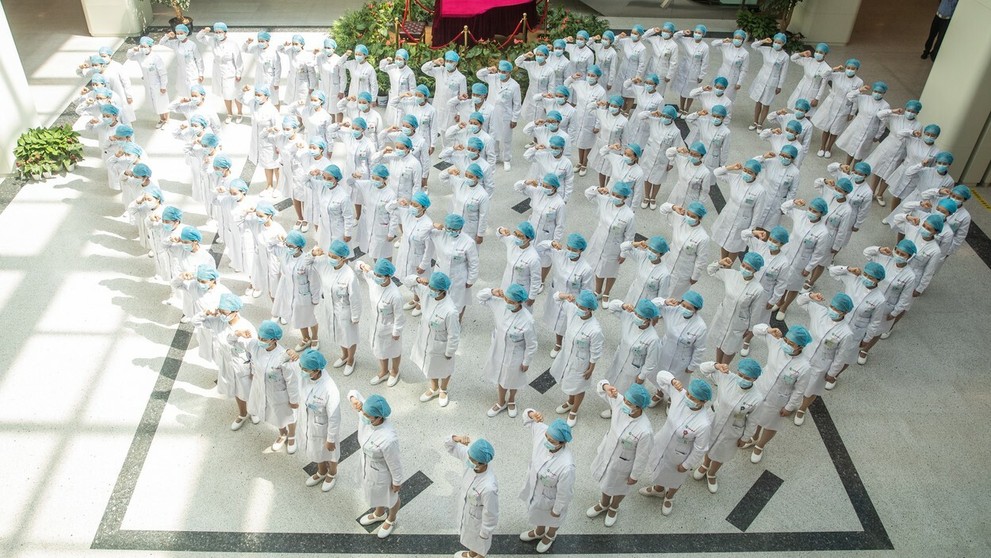 Rakva s nápisom Zostaň v bezpečí alebo zostaň vnútri vystavená v centre filipínskeho mesta Santo Tomas.