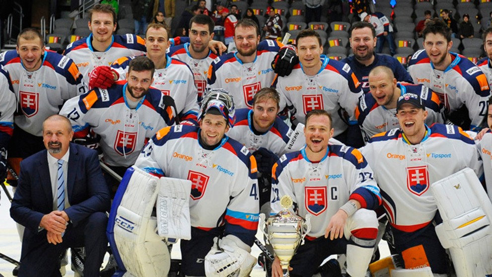 Víťazný tím na Nemeckom pohári s trénerom Zdenom Cígerom.