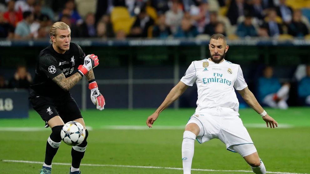 Brankár Karius naservíroval prvý gól Benzemovi.