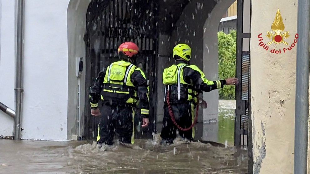 Talianski hasiči zasahujú pri povodniach v meste Villar Dora.