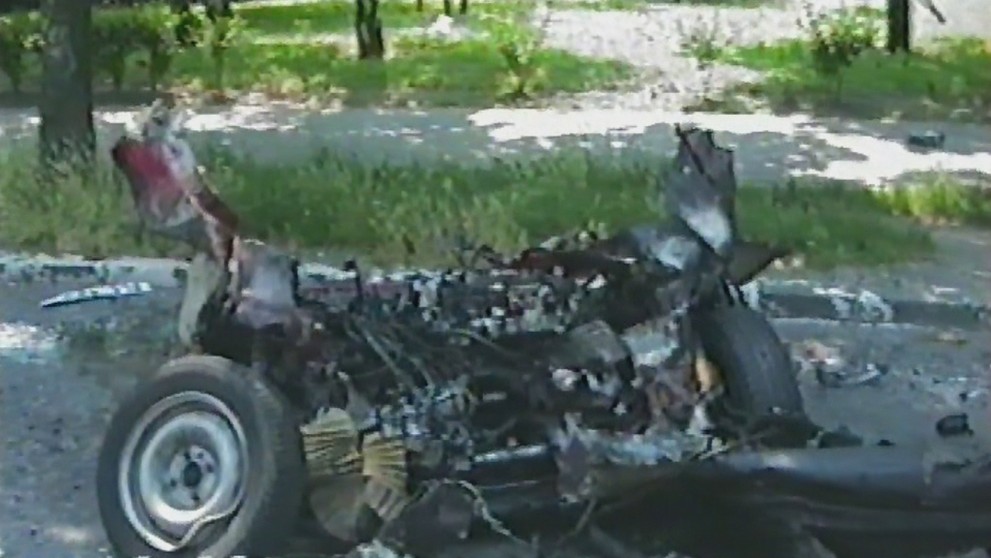 Toto zostalo z auta po výbuchu pri Ministerstve financií v roku 1995.