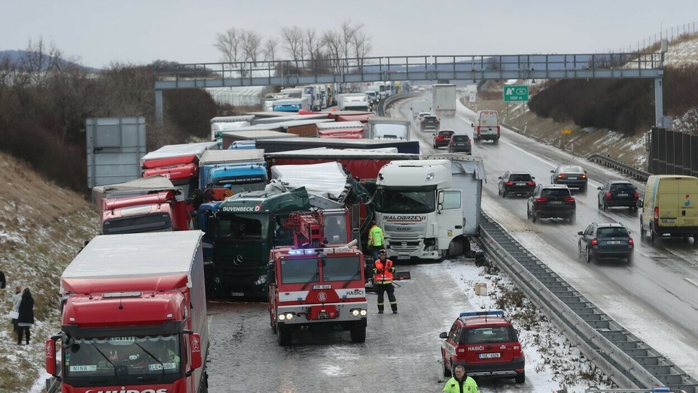 Hromadná zrážka na diaľnici pri Prahe.