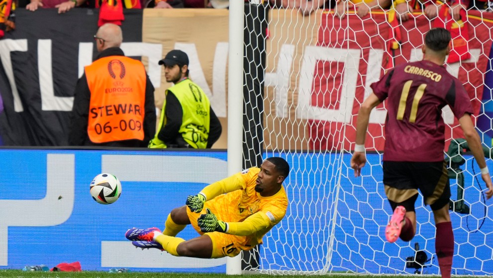 Gólman Francúzska Mike Maignan chytá loptu po strele Belgicka v osemfinále ME 2024.
