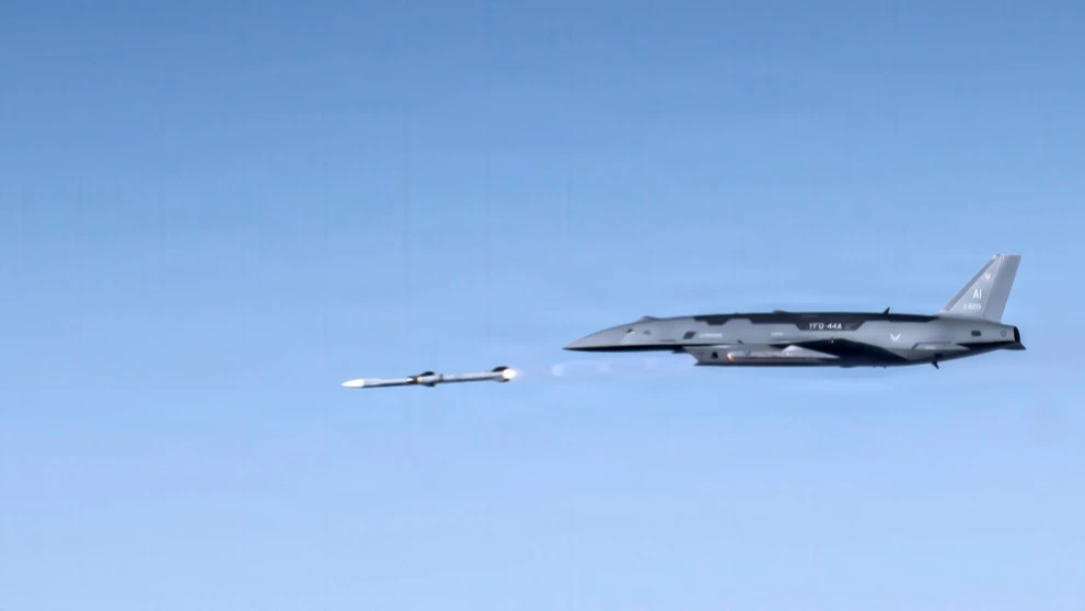 Bezpilotná stíhačka YFQ-44A Fury.