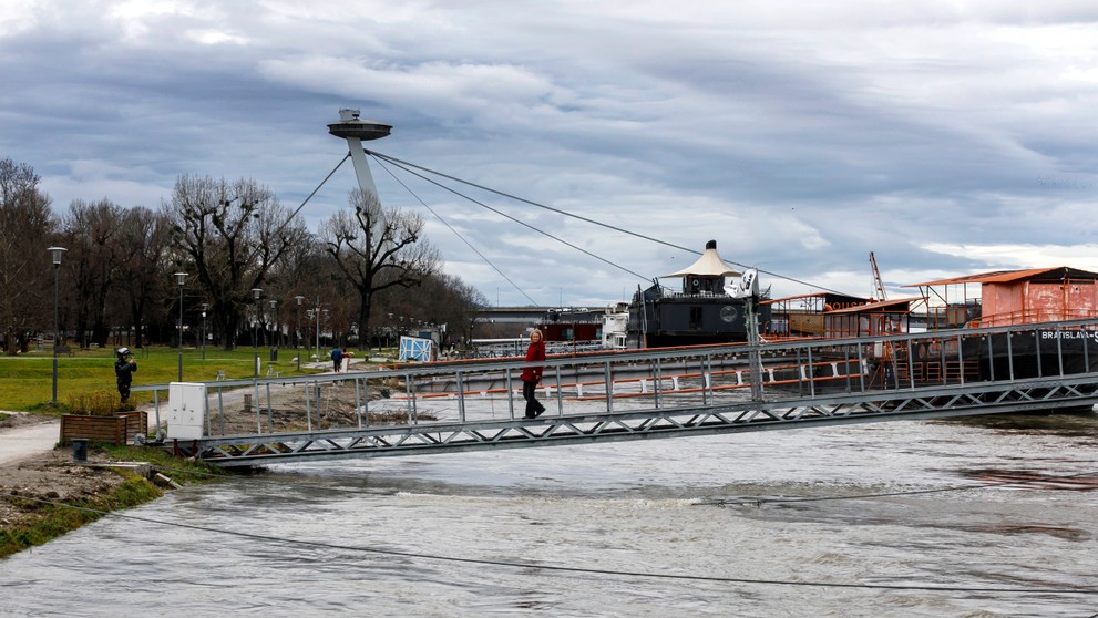 Pohľad na vysokú hladinu rieky Dunaj na Tyršovom nábreží v Bratislave.