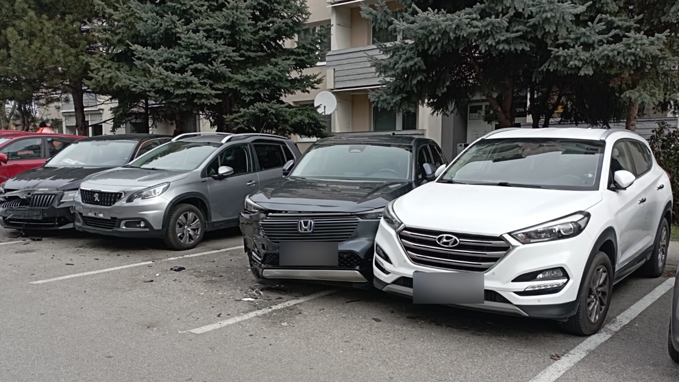 Mladík nabúral päť áut.