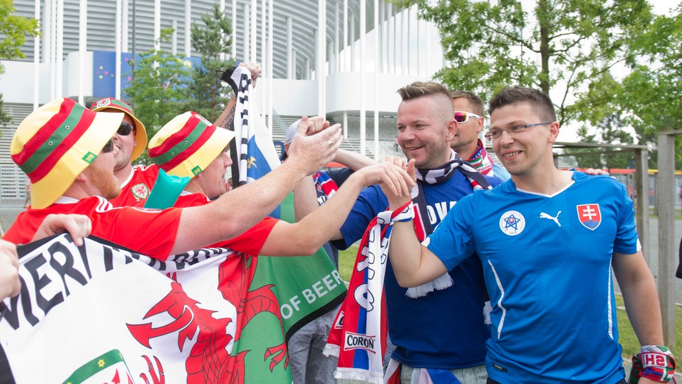 Slovenskí a waleskí fanúšikovia si podávajú ruky pred vzájomným duelom na ME vo futbale vo Francúzsku.