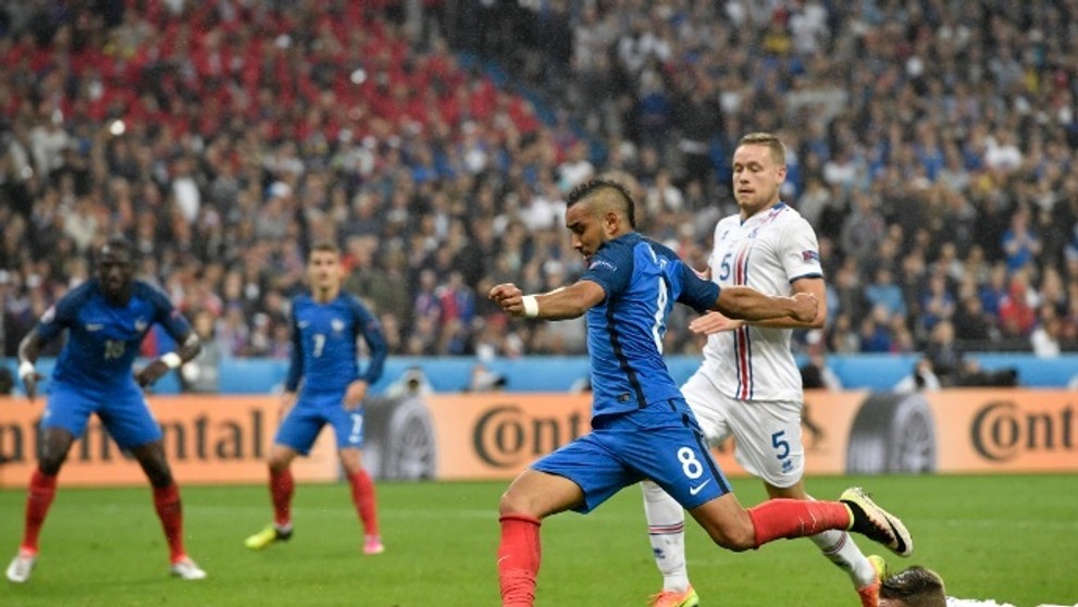 Dimitri Payet strieľa gól do siete Islandu na ME.