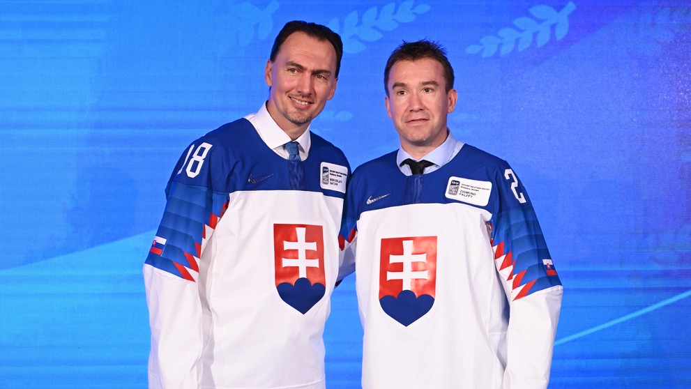 Zľava Fín Jere Sallinen a Kanaďan Matt Murray v súboji vo finále na MS 2019.