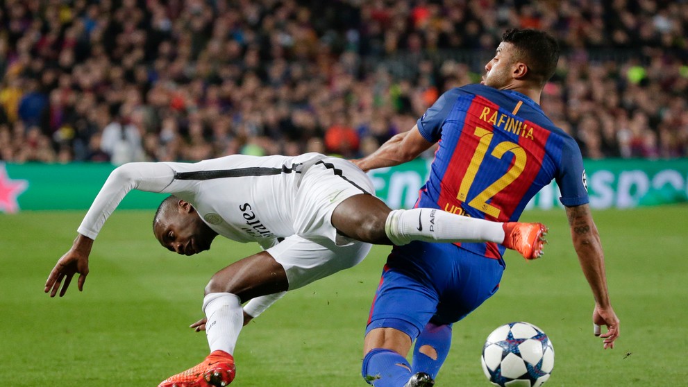 Blaise Matuidi (vľavo) z PSG v drsnom súboji s Rafinhom z Barcelony v odvete osemfinále LM.