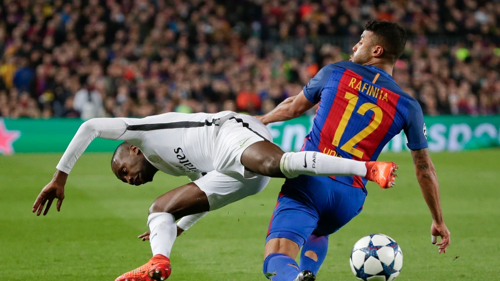 Blaise Matuidi (vľavo) z PSG v drsnom súboji s Rafinhom z Barcelony v odvete osemfinále LM.