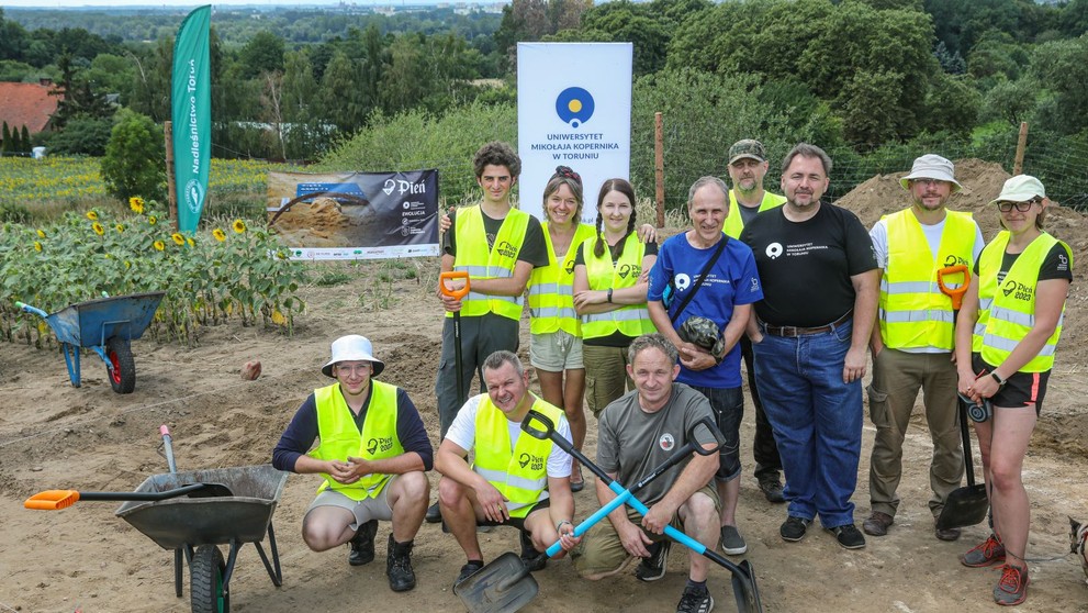 Tím výskumníkov na cintoríne.