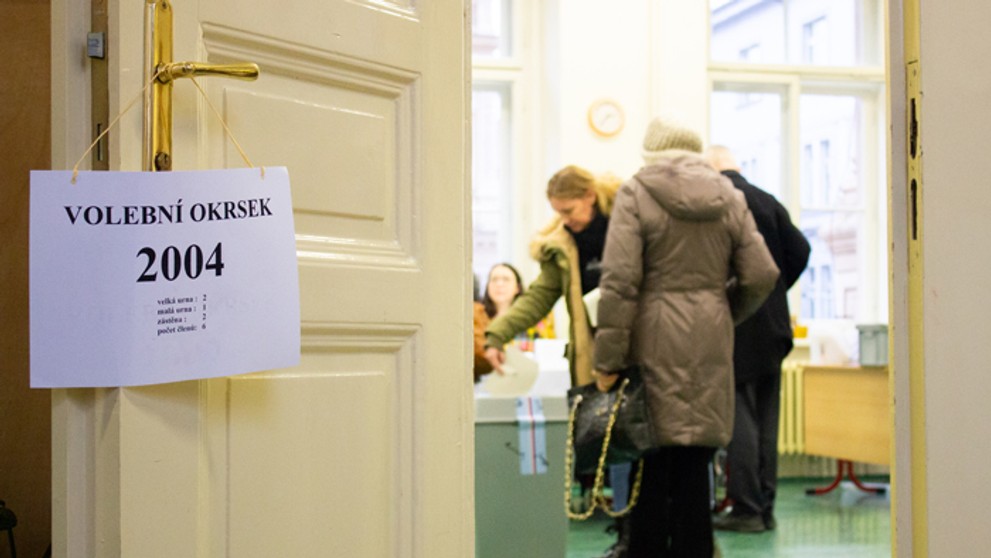 Voliči vo volebnej miestnosti.