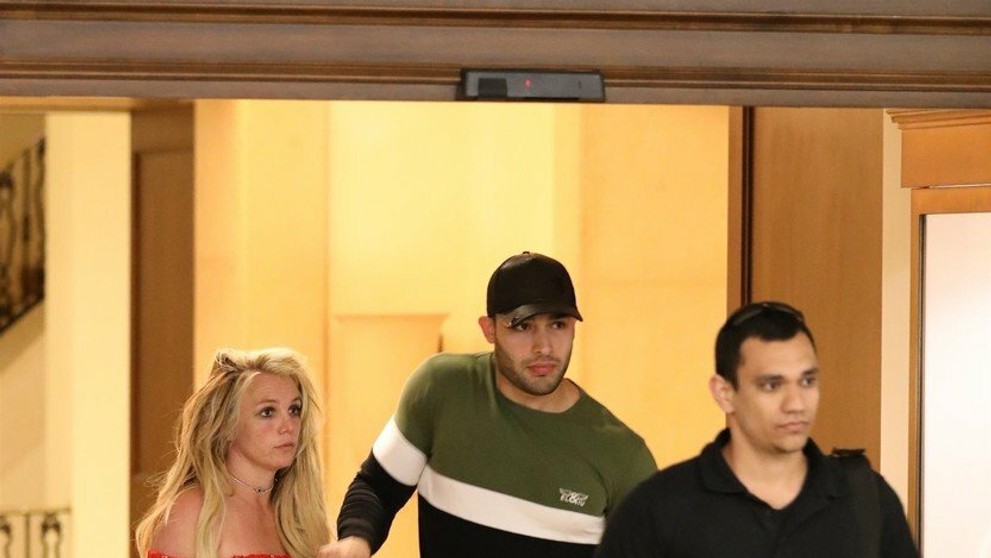 Britney Spears opúšťa hotel v Beverly Hills v sprievode jej priateľa Sama Asghariho