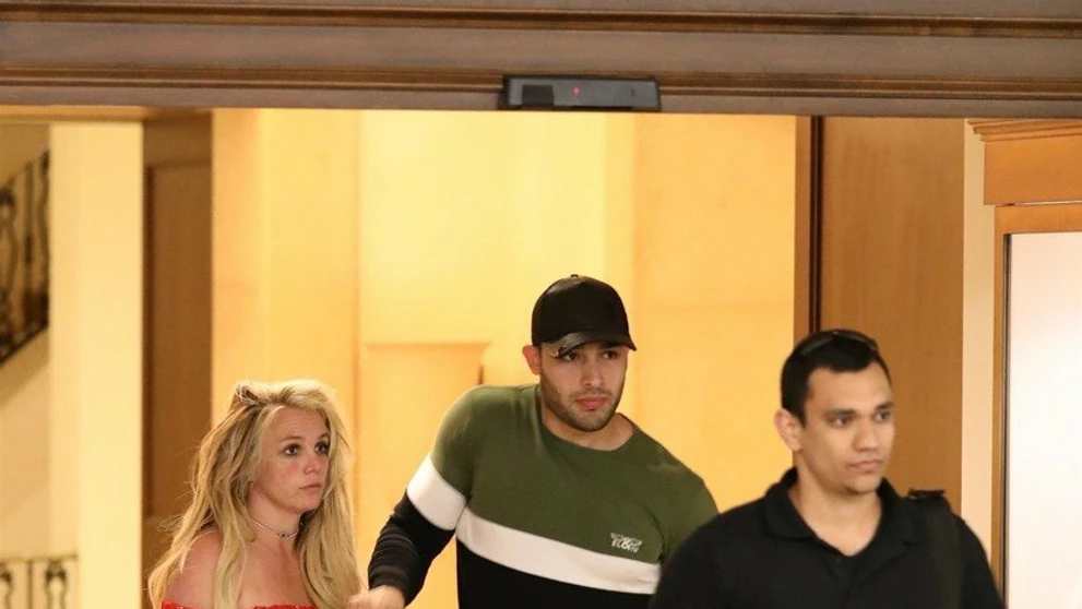 Britney Spears opúšťa hotel v Beverly Hills v sprievode jej priateľa Sama Asghariho
