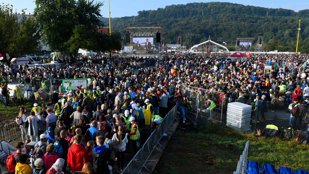 Tisíce ľudí na Božskej liturgii svätého Jána Zlatoústeho