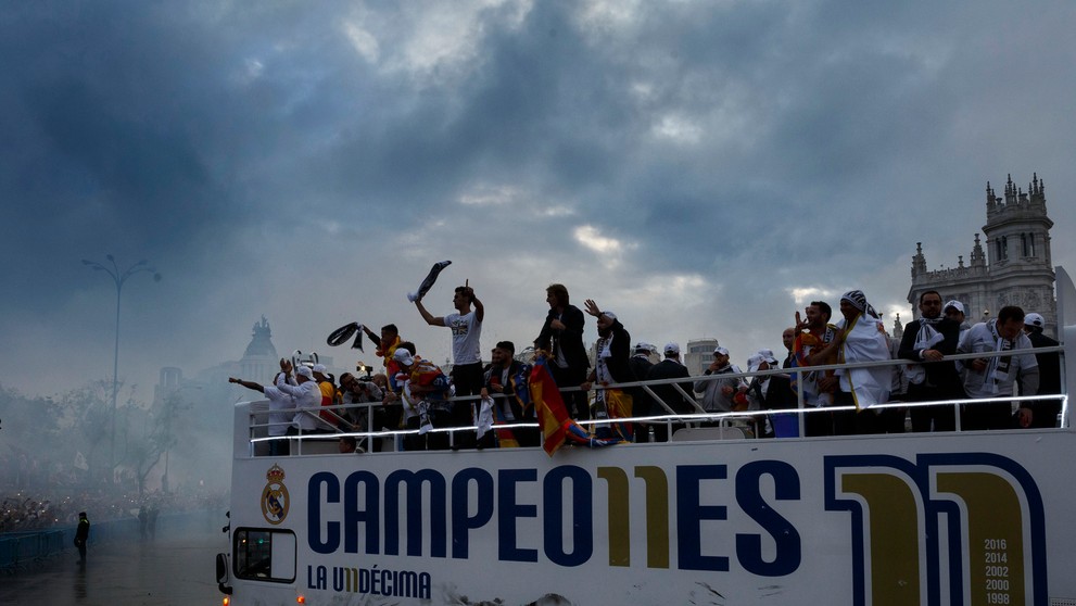 Real Madrid oslavuje víťazstvo Ligy majstrov na madridskom námestí Cibeles.