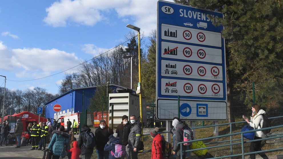 Vojnoví utečenci z Ukrajiny na hraničnom priechode Ubľa-Malyj Bereznyj.
