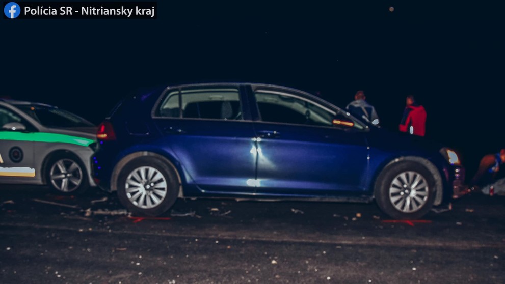 Vodič vozidla narazil do dvoch policajných áut 