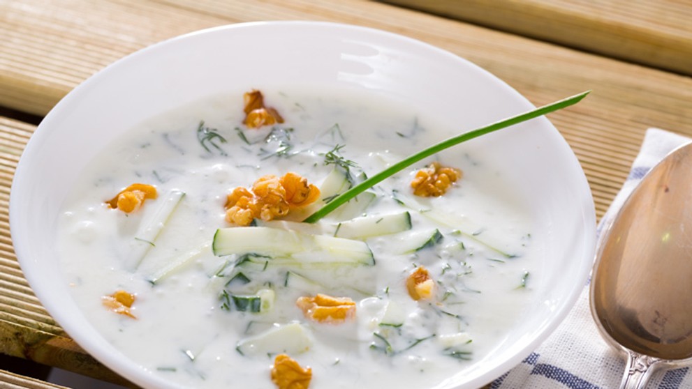 Bulharská studená polievka Tarator.