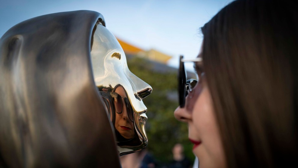 Tvorca bitcoinu sa dočal svojej busty. Prvú na svete odhalili v susednom Maďarsku