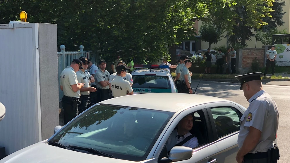 Areál súdu strážia policajti.