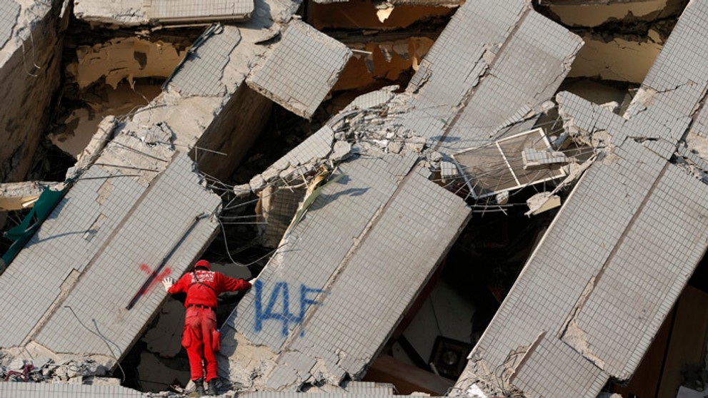 Na najmenej 37 stúpol dnes počet obetí silného sobotňajšieho zemetrasenia na Taiwane.