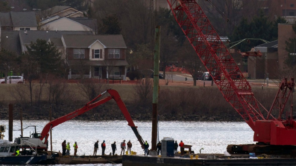 Na odstraňovaní trosiek sa podieľa viac ako 300 záchranárov