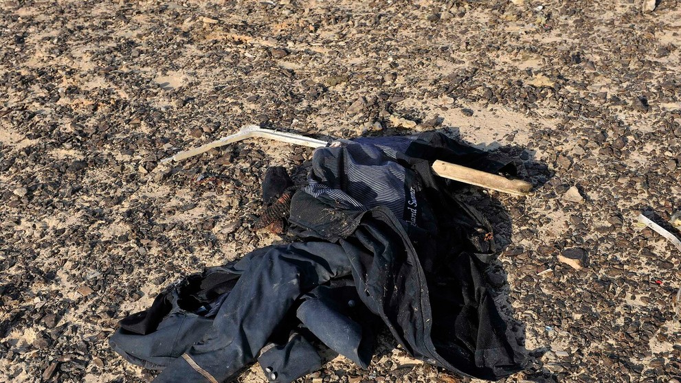 Oblečenie obetí tragédie sú roztrúsené všade naokolo.