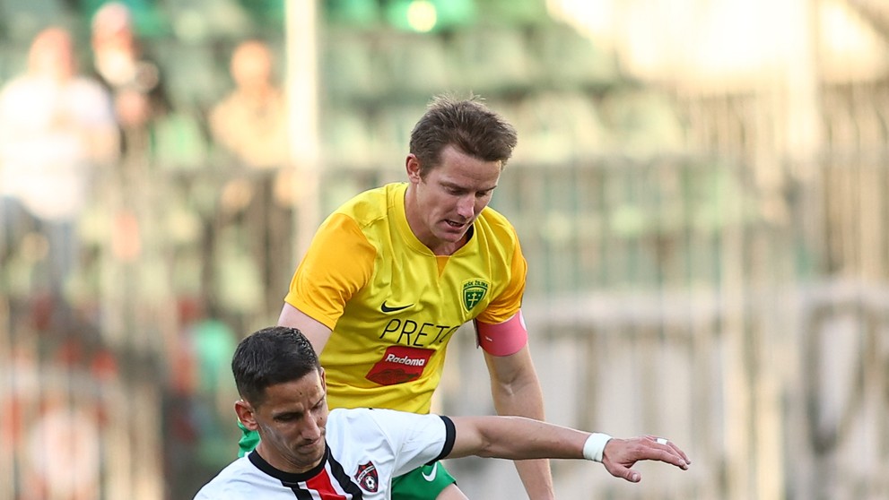 V pozadí Tomáš Hubočan (Žilina) a v popredí Jakub Paur (Trnava) bojujú o loptu v 7. kole nadstavby Niké ligy.