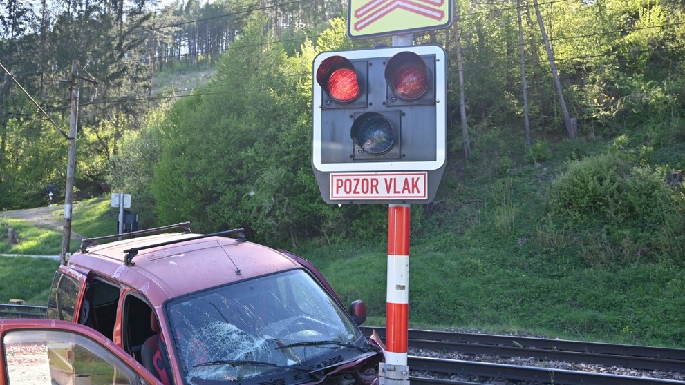 Nehoda na železničnom priecestí na Kysuciach.