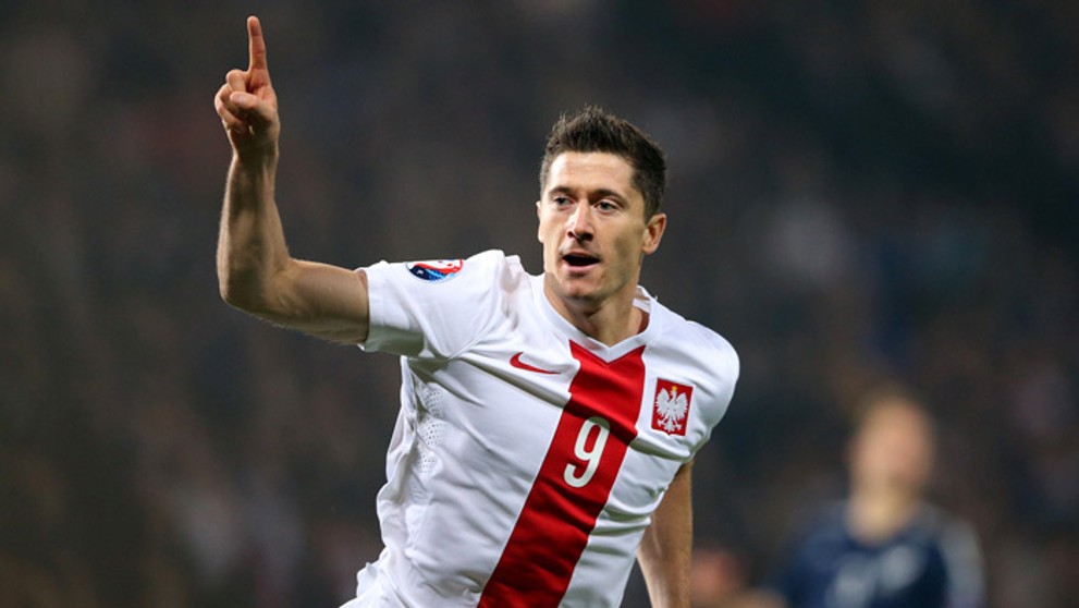 Poľský kapitán Robert Lewandowski sa teší po dôležitého gólu proti Škótsku.