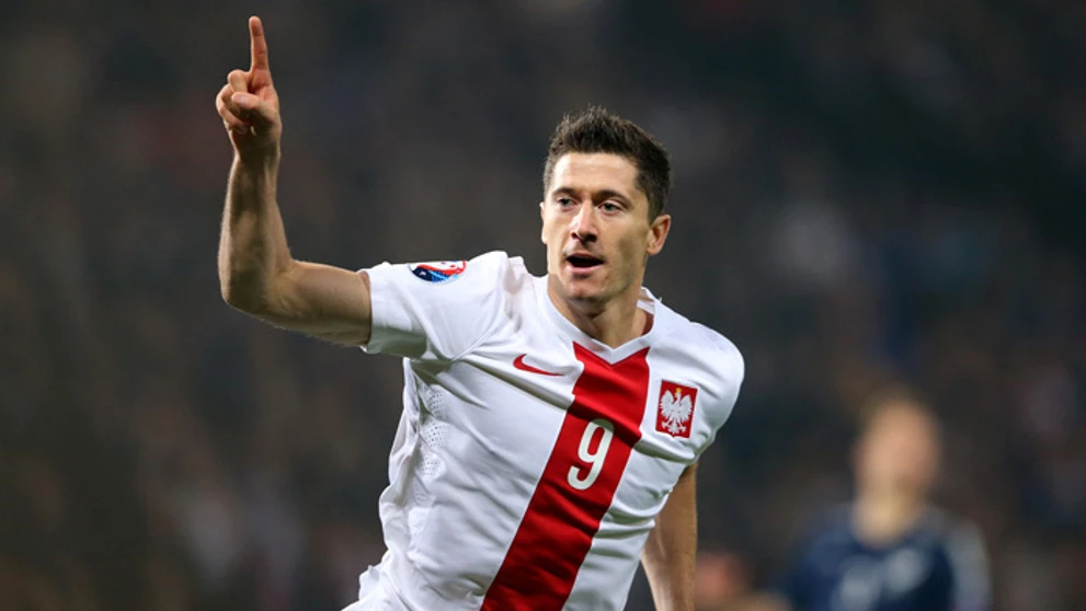 Poľský kapitán Robert Lewandowski sa teší po dôležitého gólu proti Škótsku.