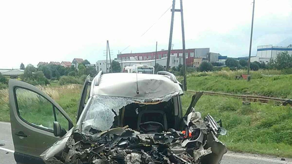 Auto po nehode s vlakom v meste Spišská Belá, časť Strážky