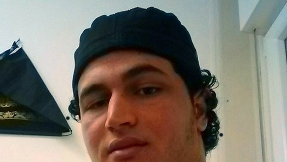 Na snímke Anis Amri - hlavný podozrivý v prípade berlínskeho útoku.