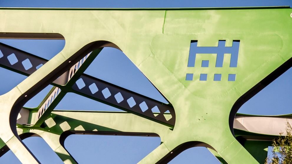 Starý most preklenul Dunaj.