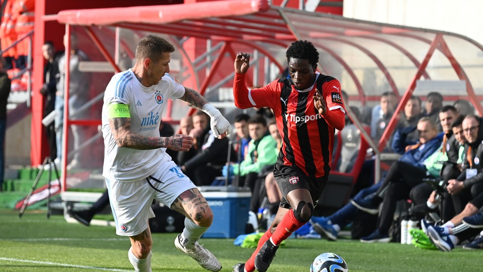 Vpravo hráč Spartaka Kazeem Bolaji a kapitán Slovana Juraj Kucka v 6. kole nadstavbovej časti Niké ligy skupiny o titul.