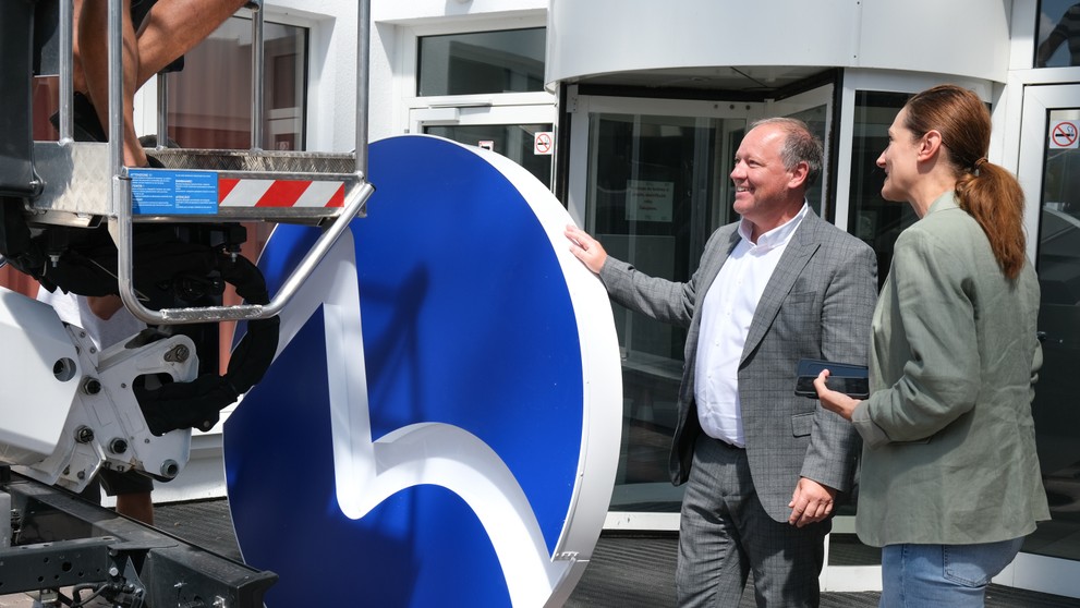 Výmena nového loga na budove TV Markíza.