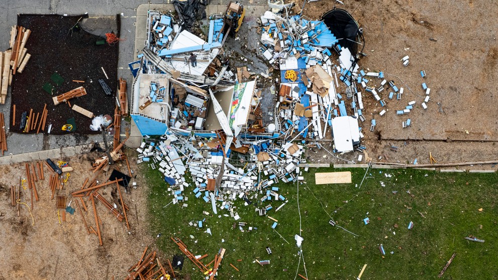 Trosky po vyčíňaní tornáda v Michigane.